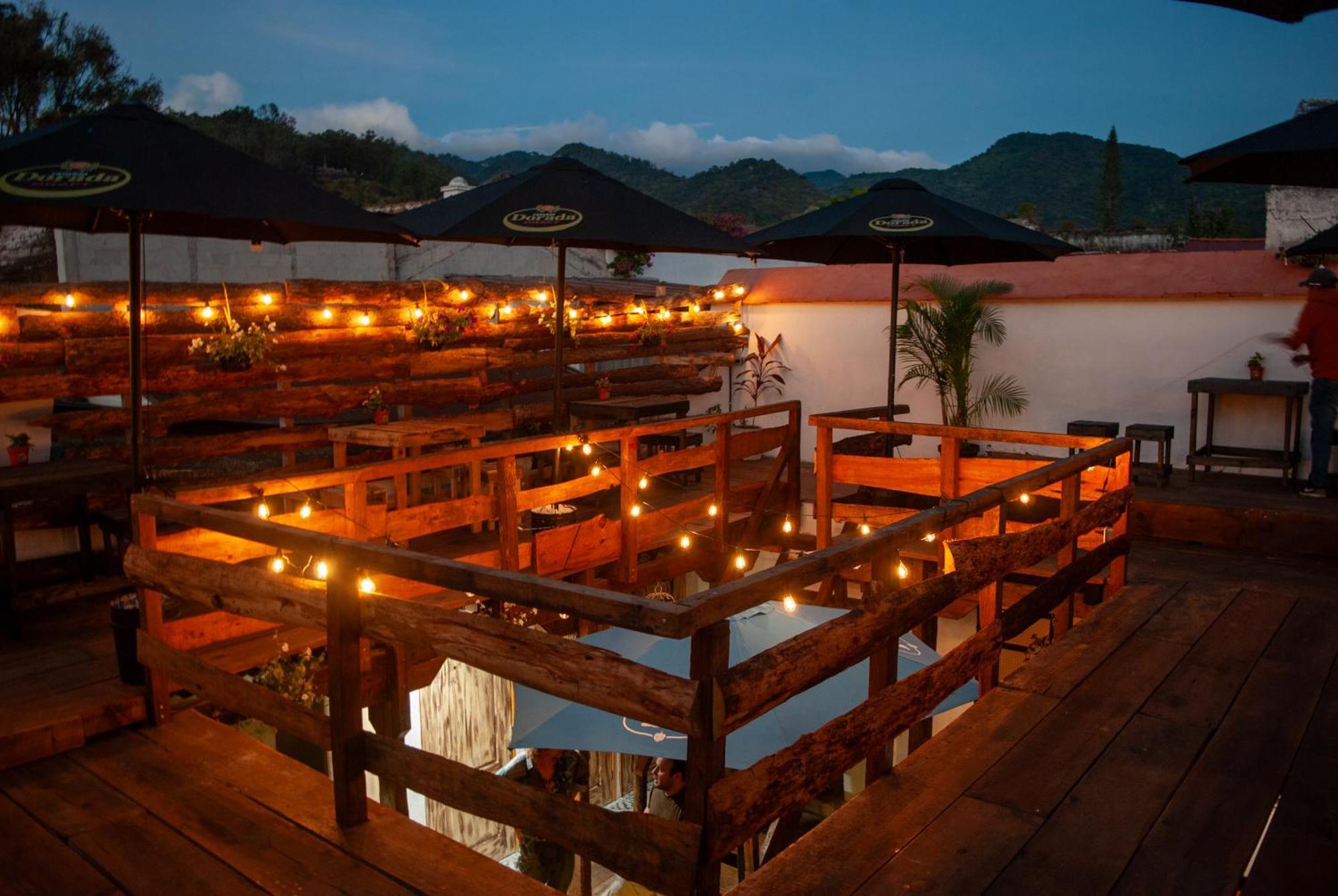 Kamazoztz Hostel And Travel Antigua Buitenkant foto
