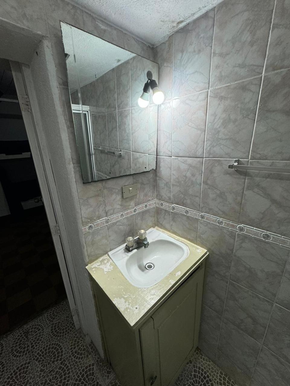 Kamazoztz Hostel And Travel Antigua Buitenkant foto