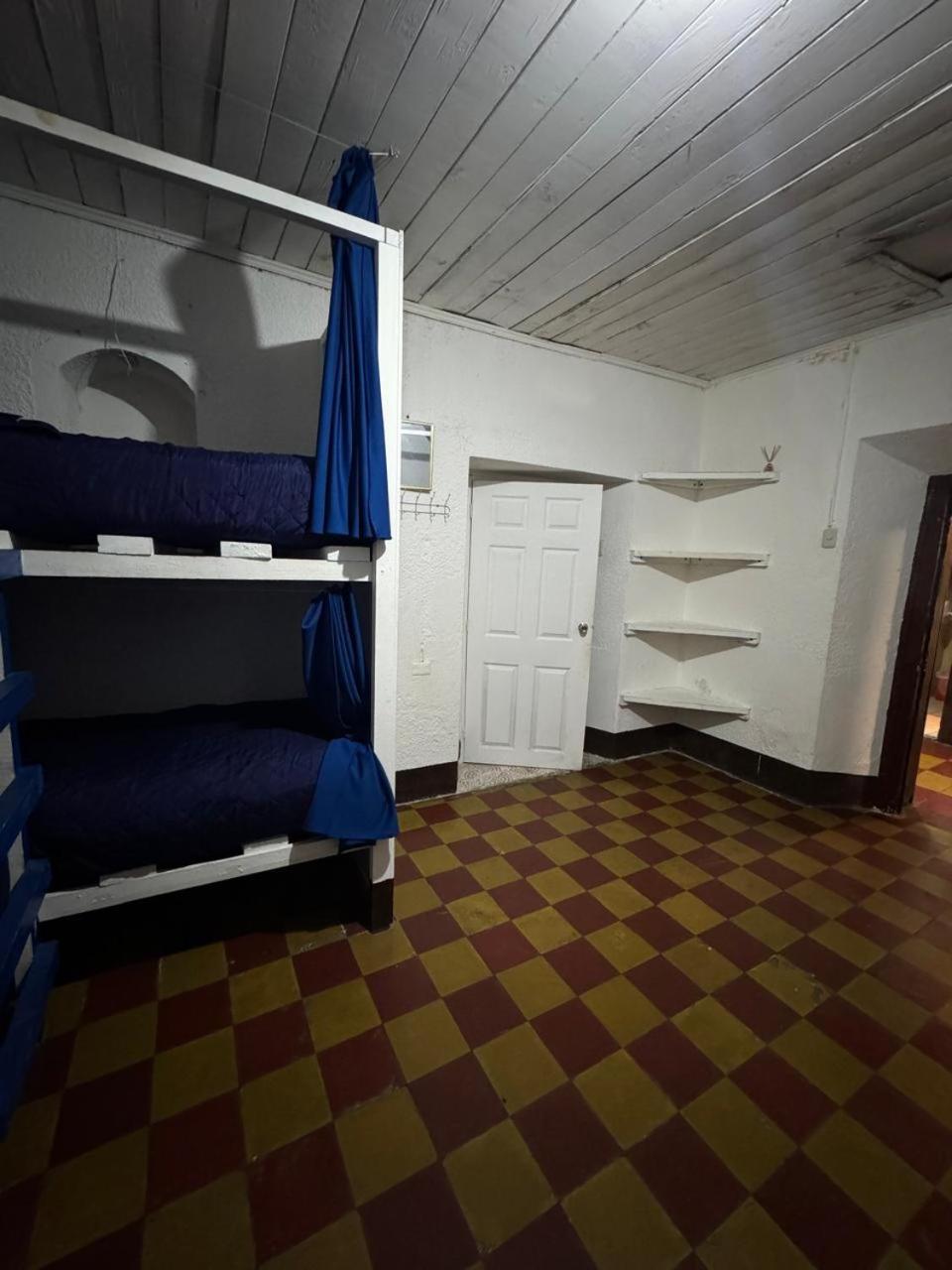 Kamazoztz Hostel And Travel Antigua Buitenkant foto