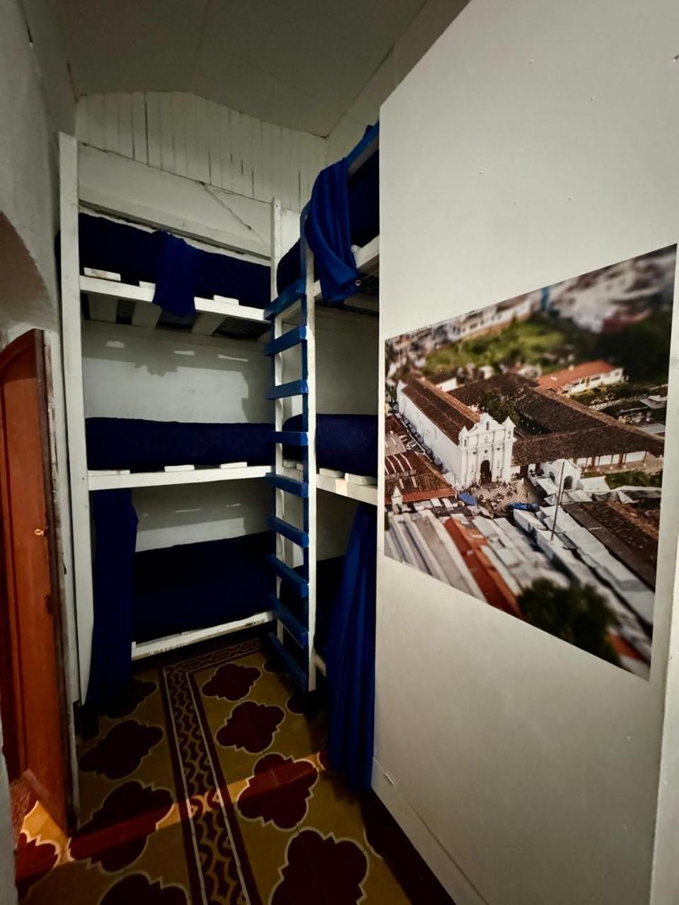 Kamazoztz Hostel And Travel Antigua Buitenkant foto